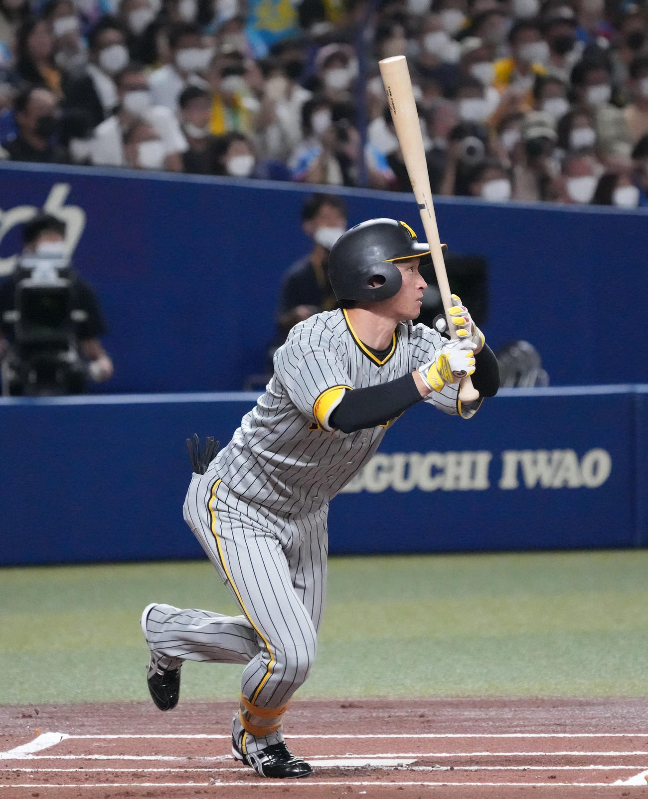 中日対阪神　1回表阪神無死一塁、中前安打を放つ近本（撮影・森本幸一）