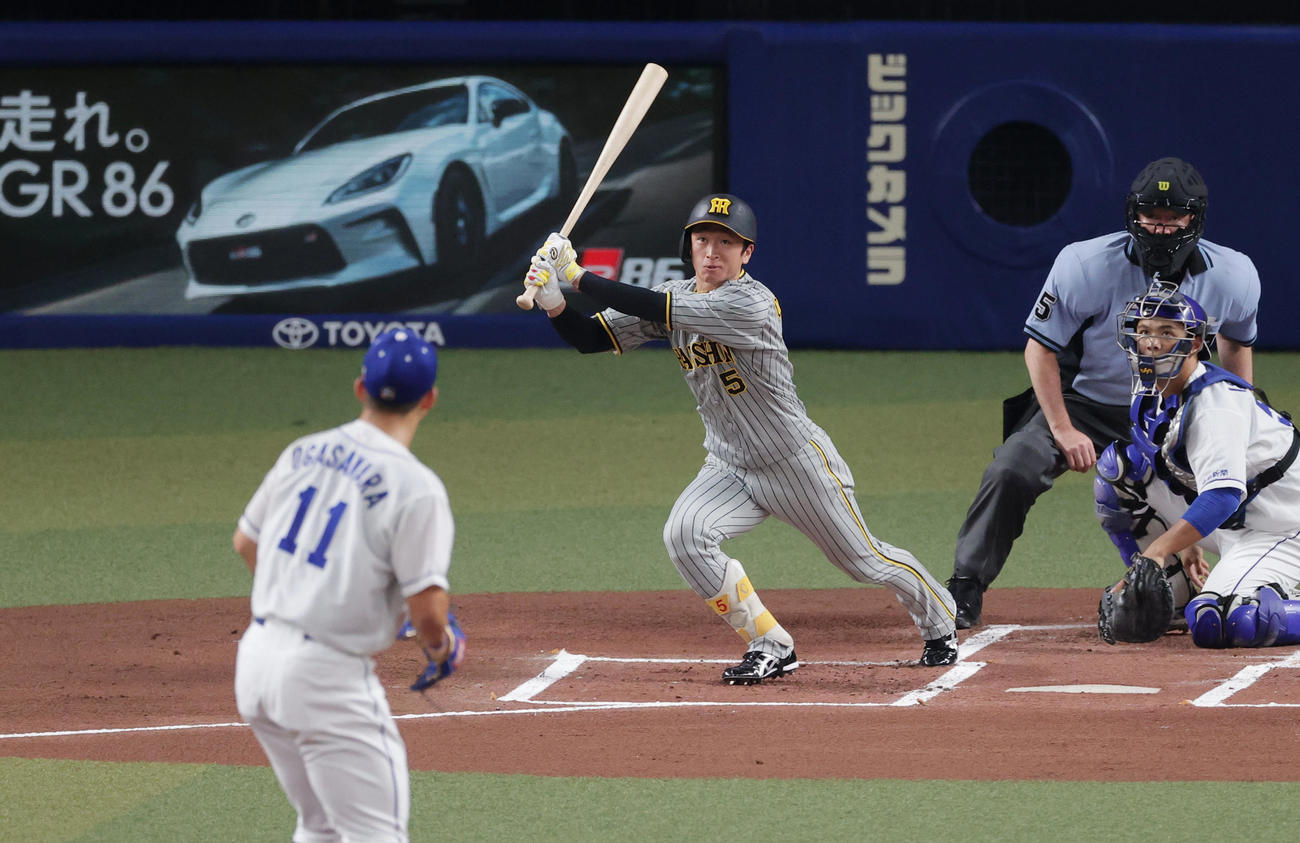 中日対阪神　1回表阪神無死一塁、中前打を放つ近本。投手小笠原（撮影・前田充）