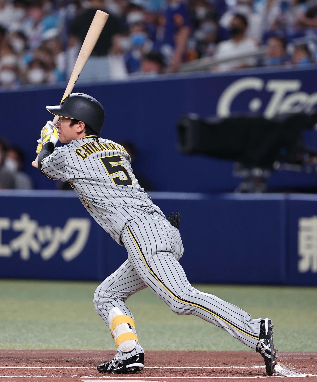 中日対阪神　1回表阪神無死一塁、近本は中前打を放つ（撮影・上田博志）