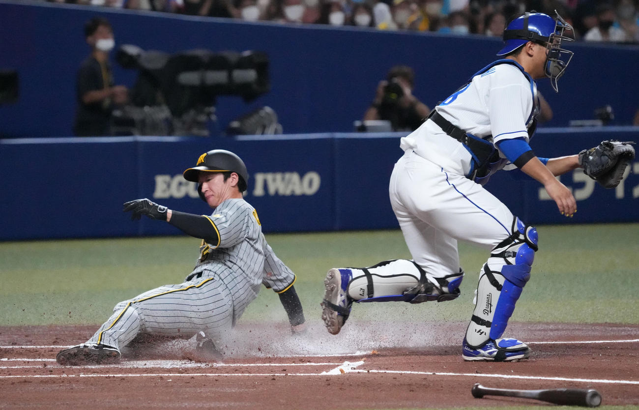 中日対阪神　1回表阪神1死一、二塁、大山の遊適時内野安打で生還する近本（撮影・森本幸一）