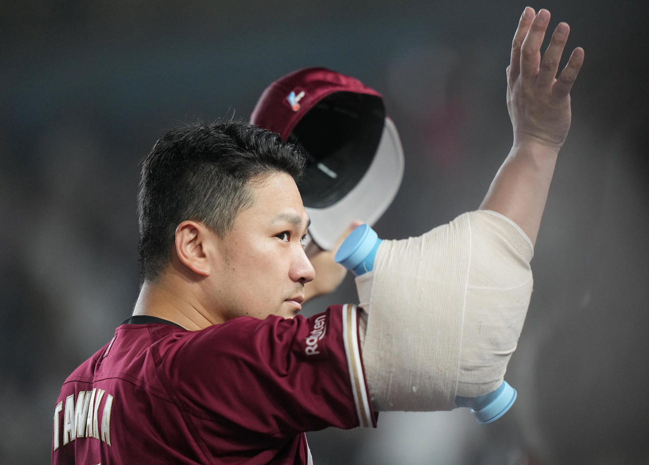 ロッテ対楽天　勝利投手の楽天田中将はファンの声援に応える（撮影・鈴木みどり）