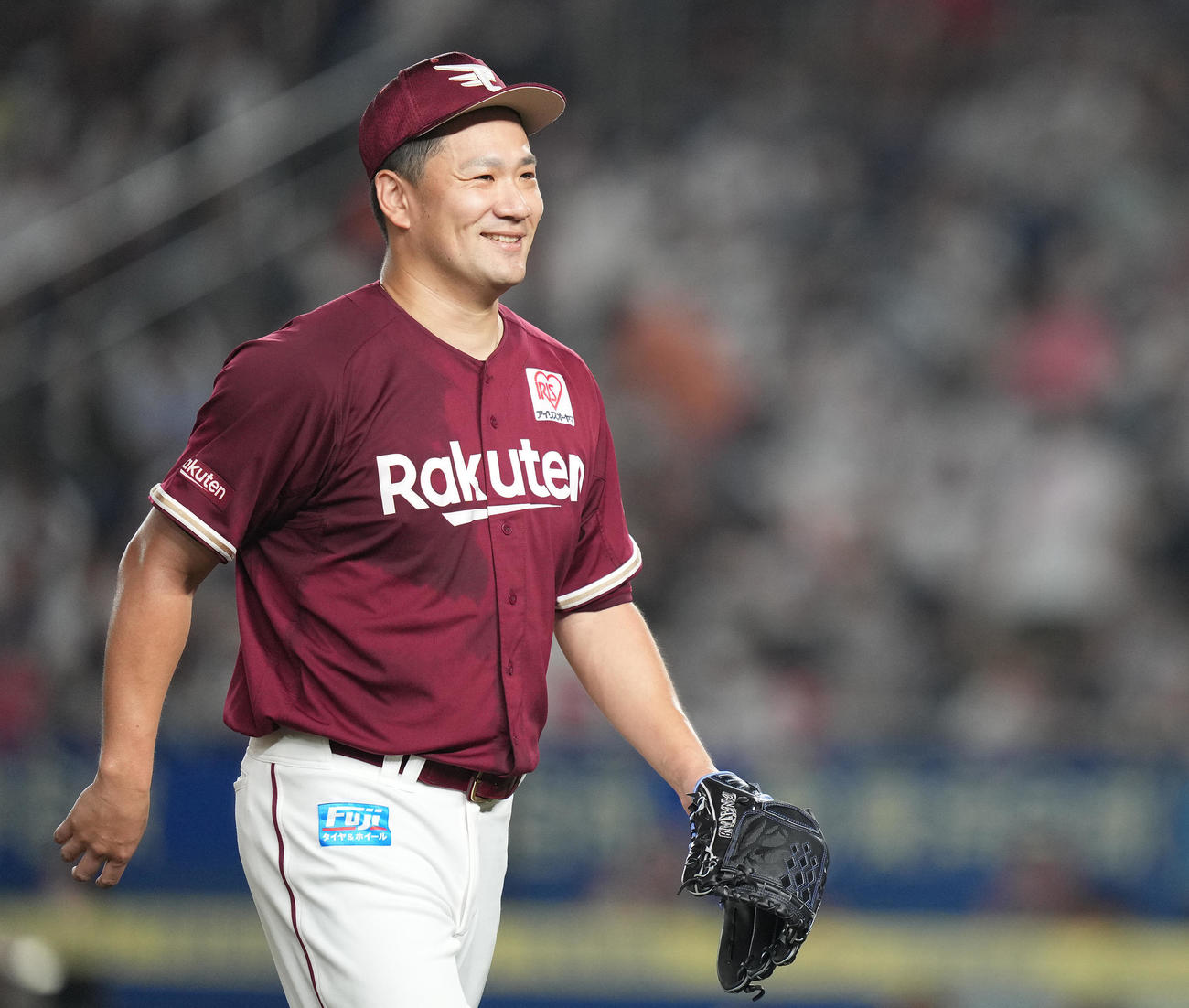 ロッテ対楽天　7回裏を終え、笑顔でベンチへ戻る楽天田中将（撮影・鈴木みどり）
