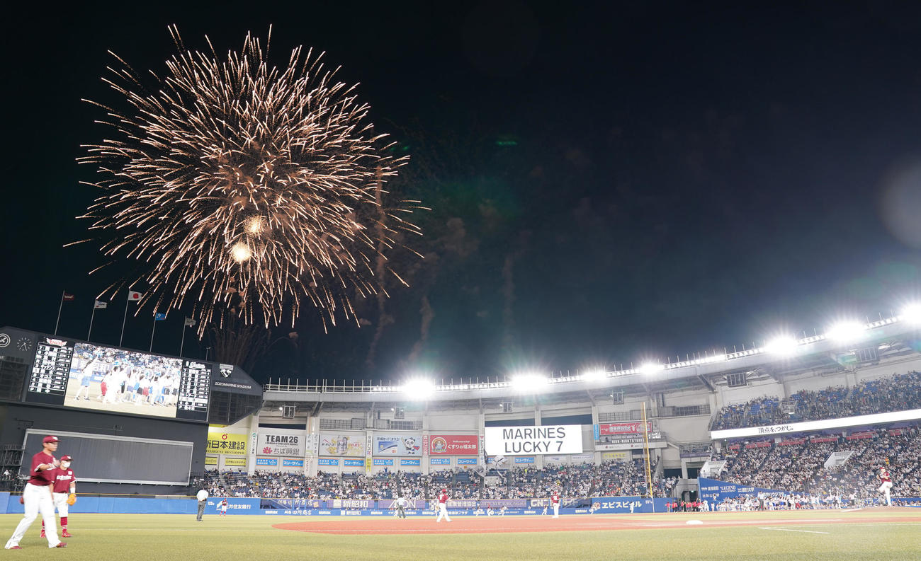 ロッテ対楽天　7回裏前に打ち上がる花火と投球練習をする楽天田中将（右）（撮影・鈴木みどり）