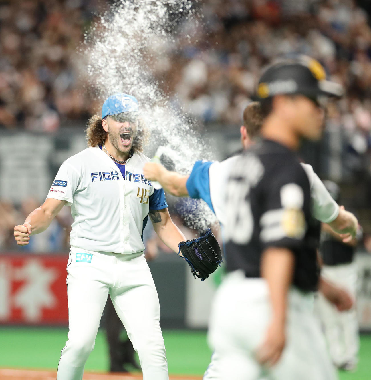 日本ハム対ソフトバンク　ノーヒットノーランを達成したポンセ（左後方）はメネズに水をかけられる（撮影・佐藤翔太）