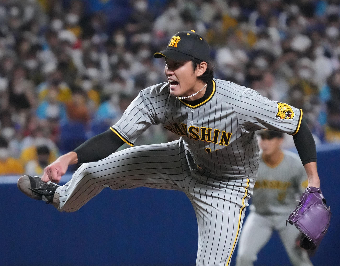 中日対阪神　7回裏中日2死一塁、力投する阪神先発の藤浪（撮影・森本幸一）