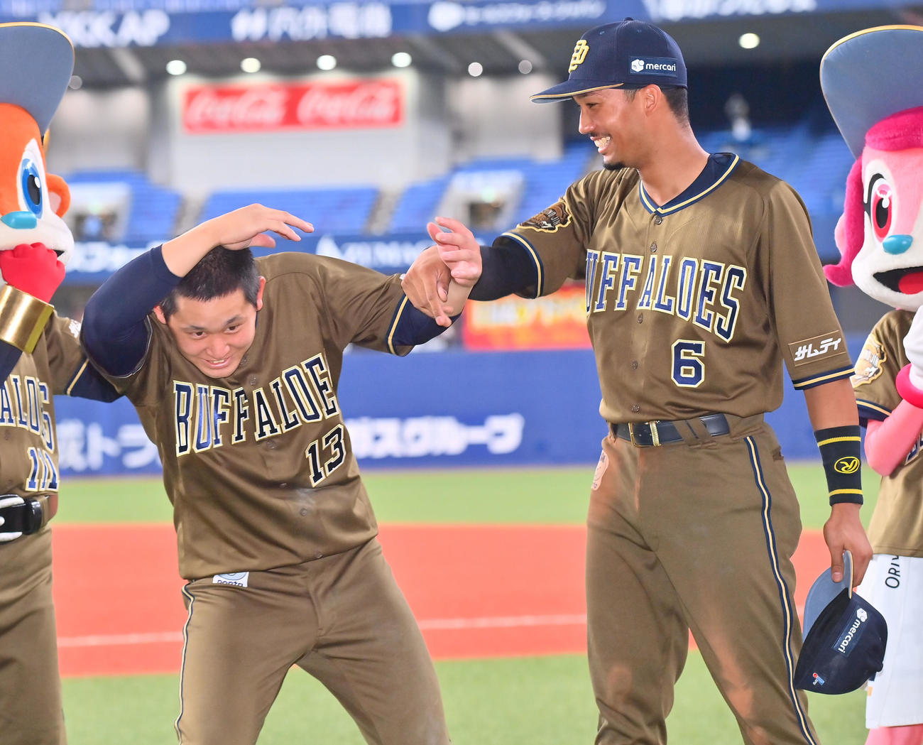 オリックス対西武　先制本塁打を放った宗（右）から頭をなでられる宮城（撮影・和賀正仁）