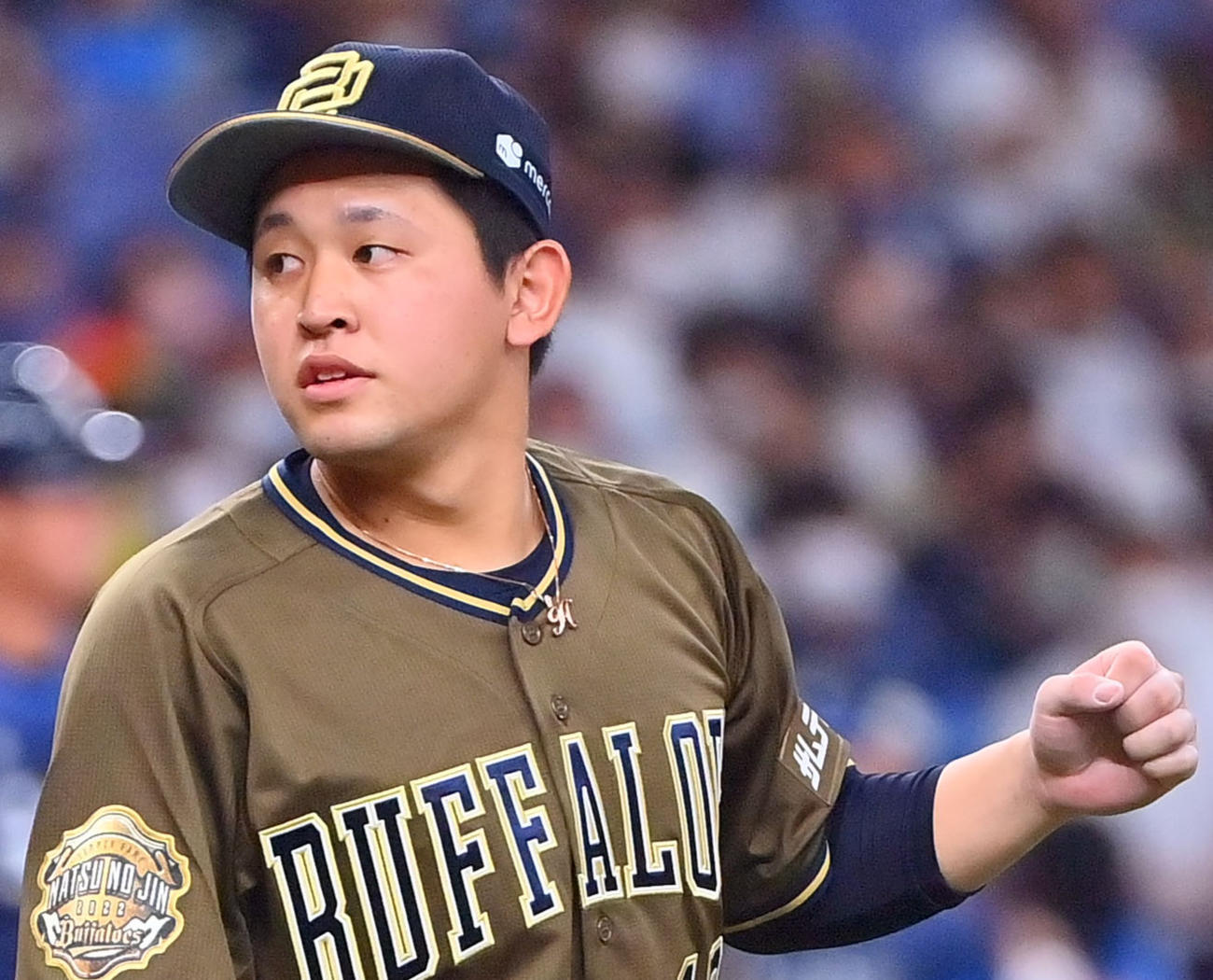 オリックス対西武　3回のピンチを無失点でしのぎガッツポーズする宮城。首元には「H」のネックレスが光る（撮影・和賀正仁）