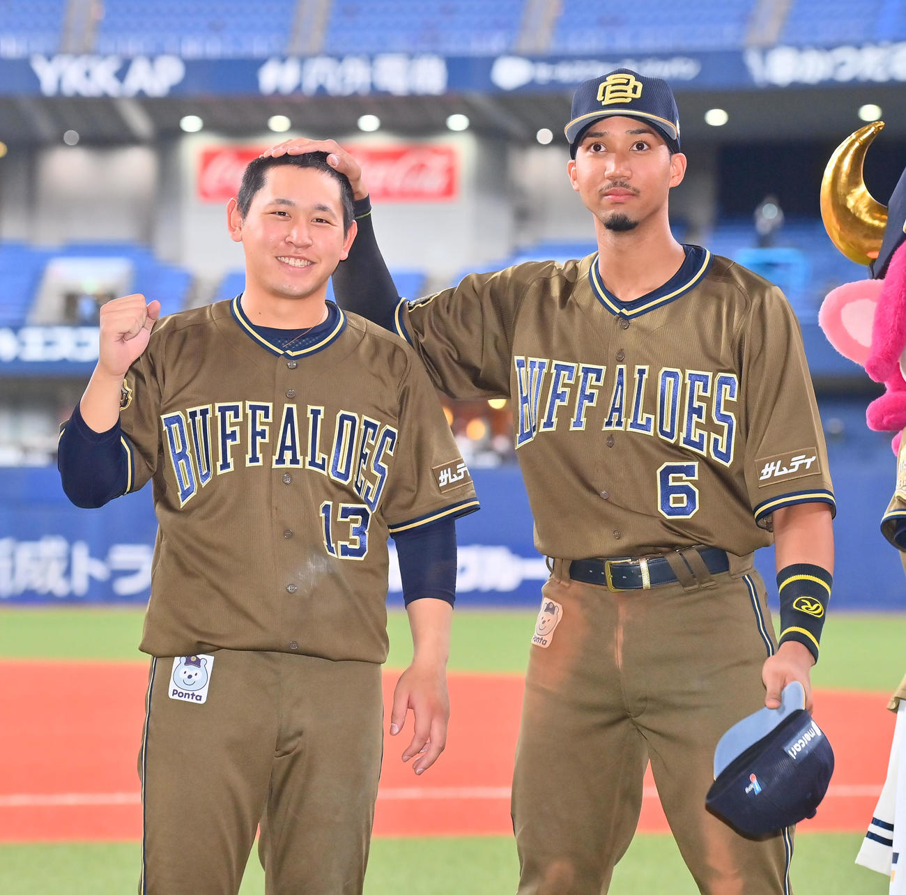 オリックス対西武　先制本塁打を放った宗（右）から頭をなでられる宮城（撮影・和賀正仁）