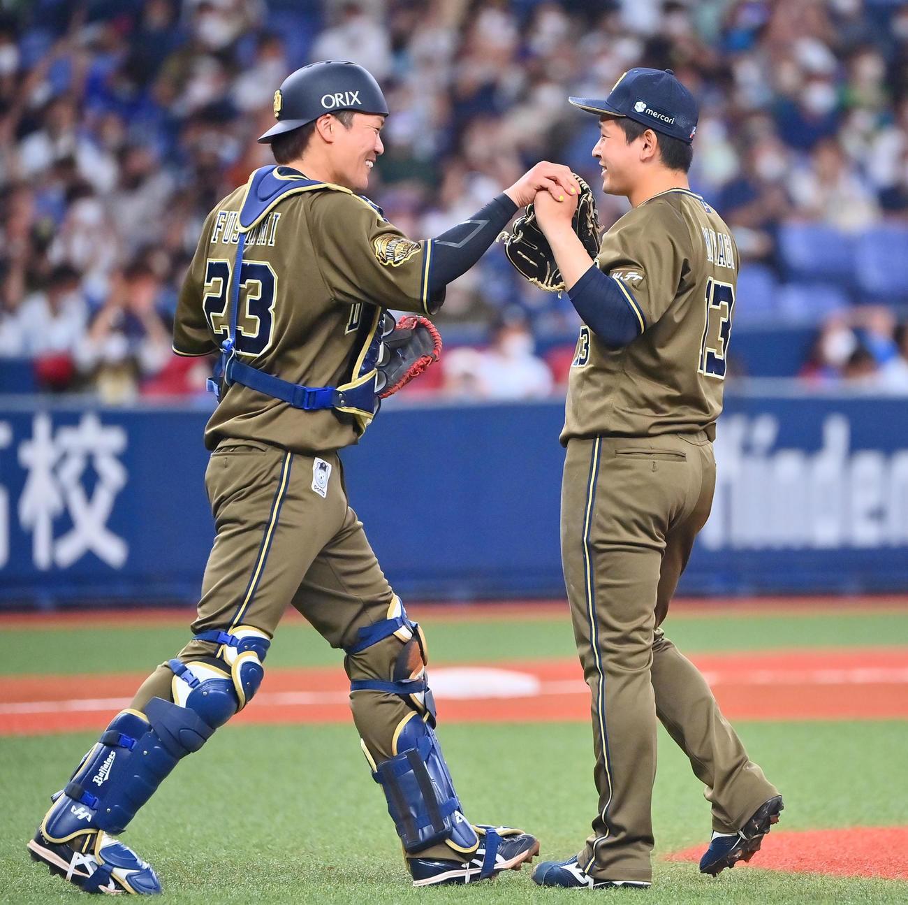 オリックス対西武　プロ初完封勝利を飾った宮城大弥（右）は捕手伏見寅威とタッチを交わす（撮影・和賀正仁）