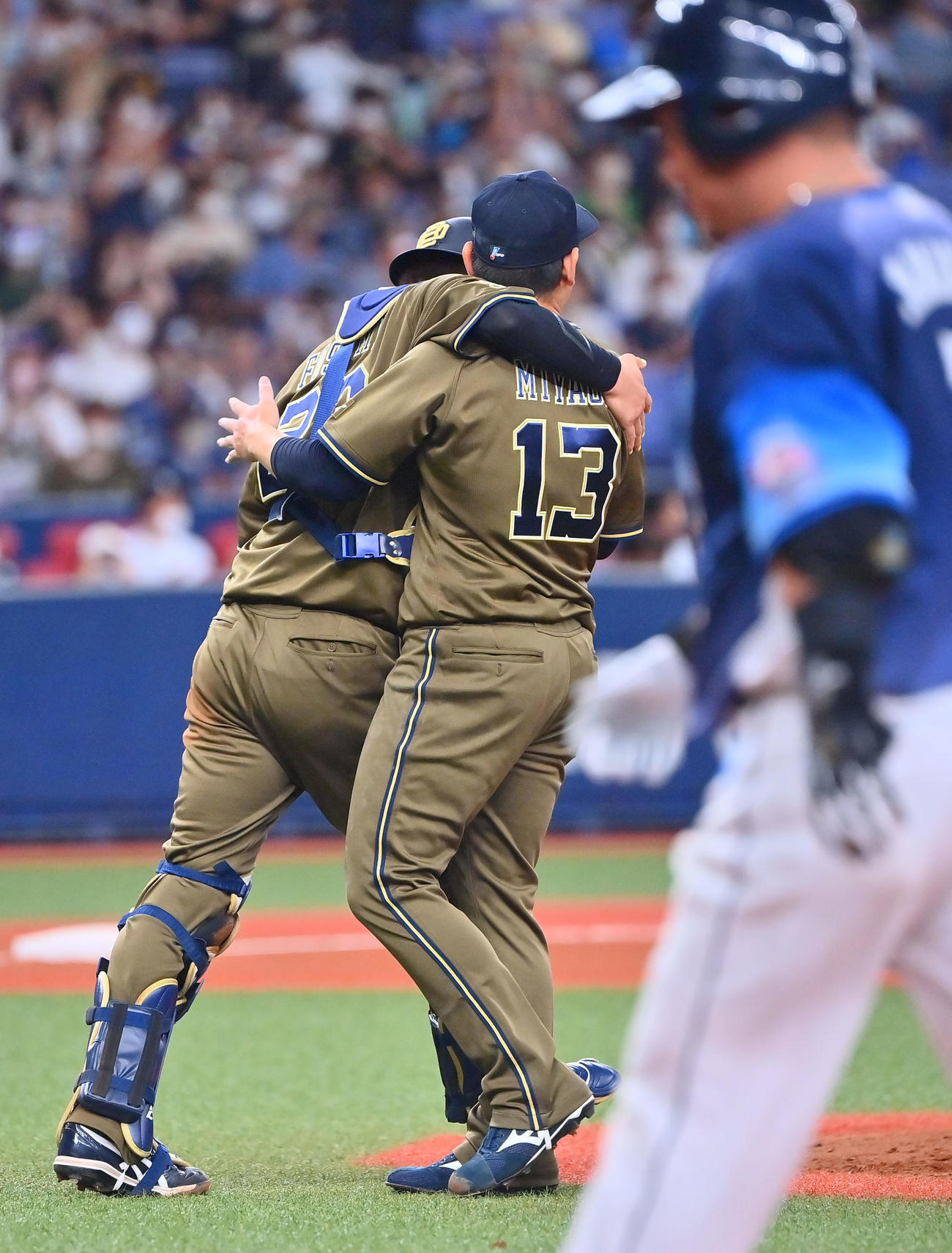 オリックス対西武　プロ初完封勝利を飾った宮城大弥（右）は捕手伏見寅威とタッチを交わす（撮影・和賀正仁）