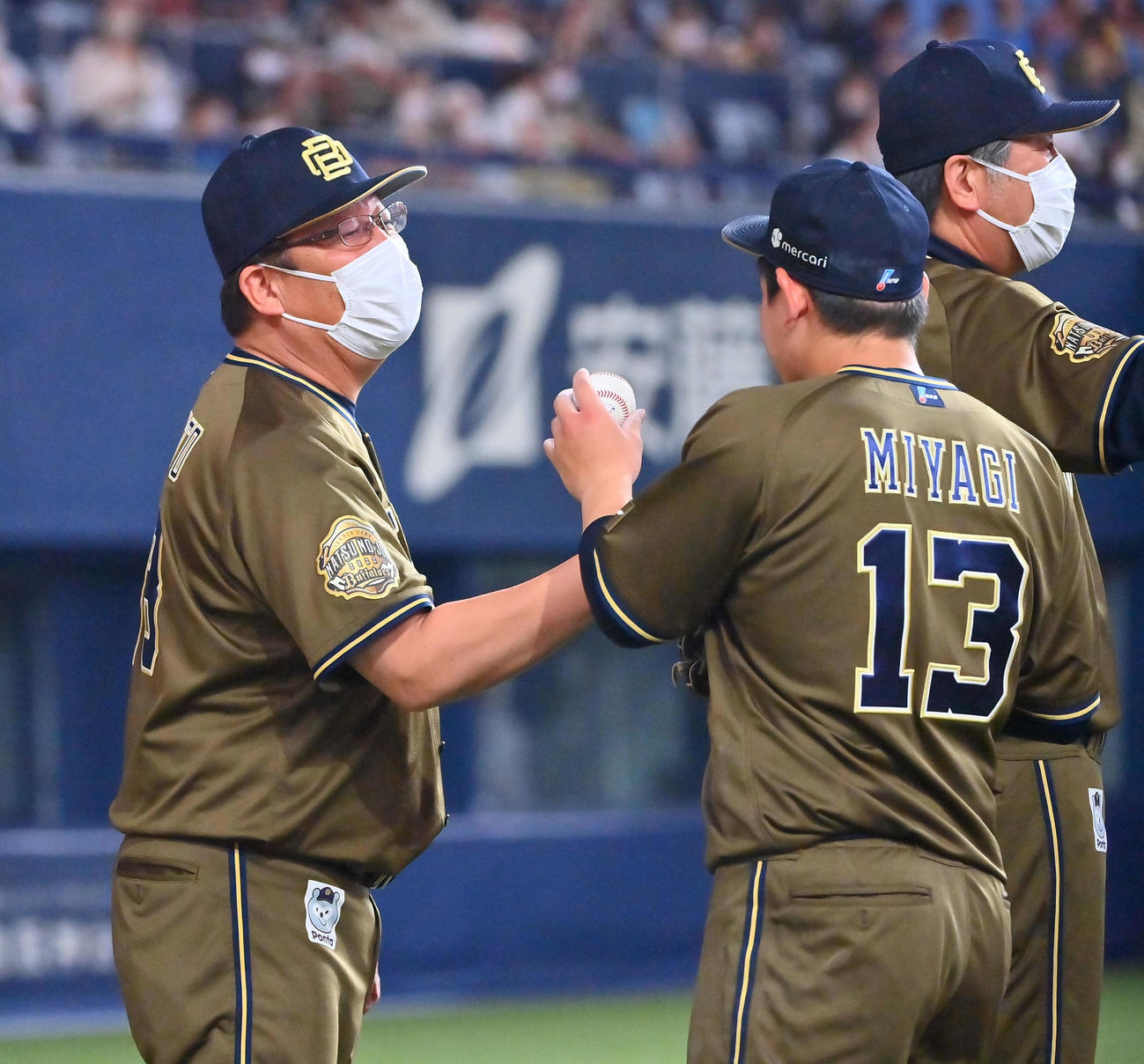 オリックス対西武　プロ初完封勝利を飾った宮城（右）は水本監督代行に勝利球を手渡そうとする（撮影・和賀正仁）