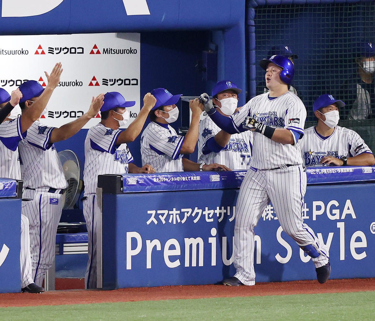 DeNA対ヤクルト　6回裏DeNA1死、牧は左越えソロ本塁打を放ちベンチ前でタッチ（撮影・鈴木正人）