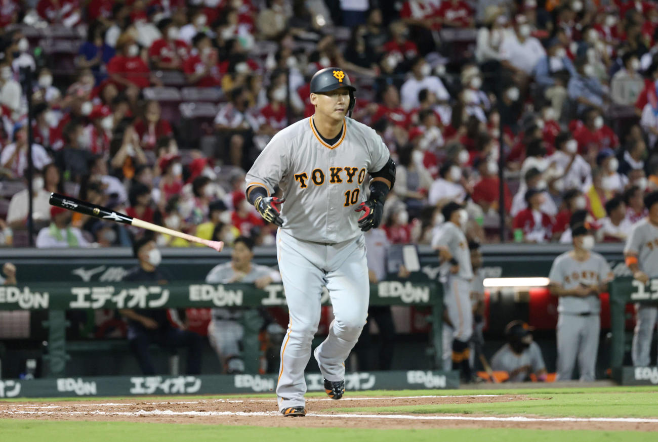 広島対巨人　4回表巨人1死一塁、中田は逆転の左越え2点本塁打を放つ（撮影・加藤孝規）