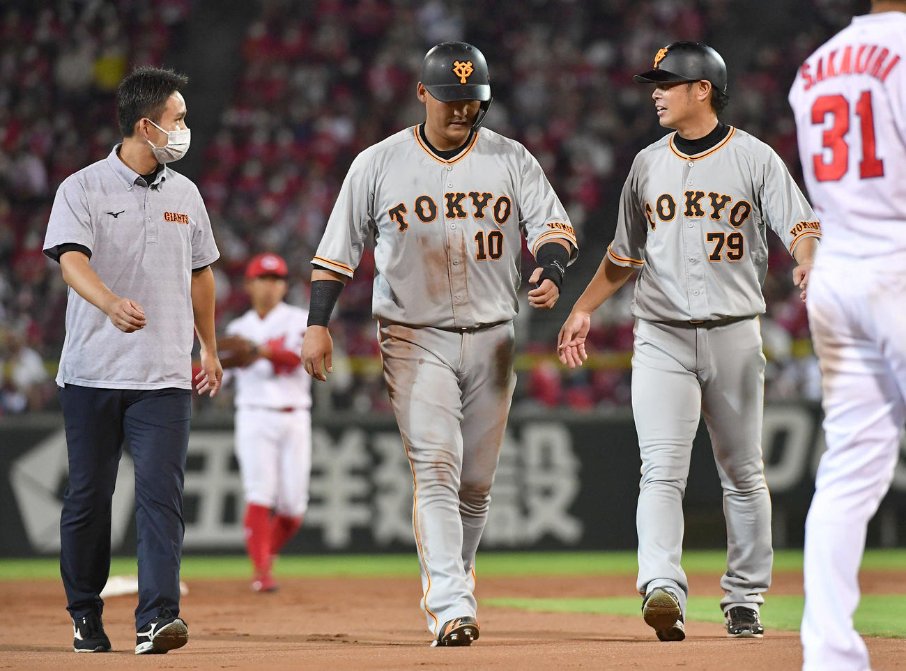 広島対巨人　8回表巨人2死満塁、岡本和の左前2点適時打の走塁中に足を痛め、代走を送られてベンチへ戻る中田（撮影・岩下翔太）