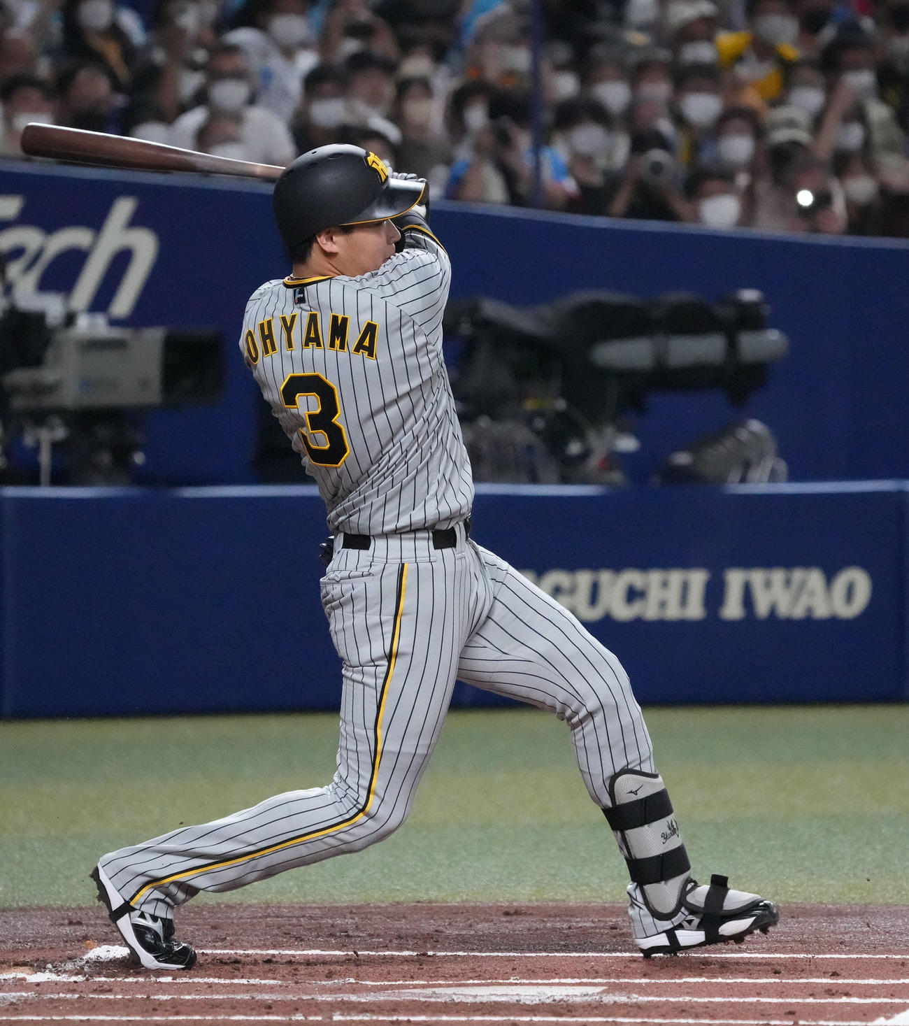 中日対阪神　1回表阪神1死一、二塁、遊適時内野安打を放つ大山（撮影・森本幸一）