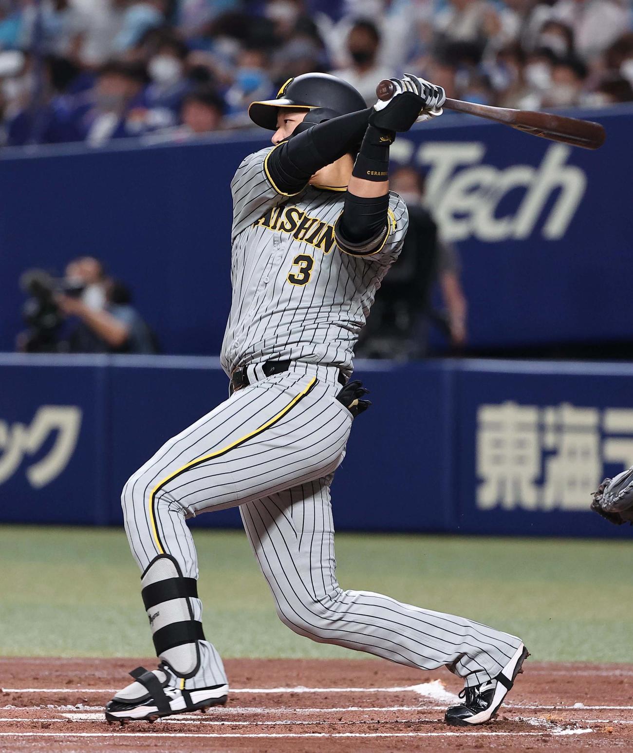 中日対阪神　1回表阪神1死一、二塁、大山は適時内野安打を放つ（撮影・上田博志）
