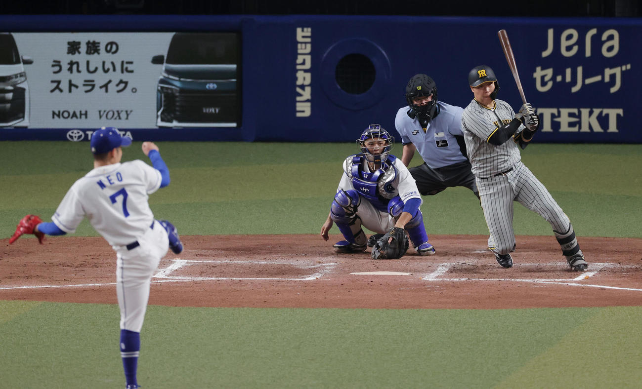 中日対阪神　8回表阪神無死一塁、左前打を放つ大山。投手根尾（撮影・前田充）