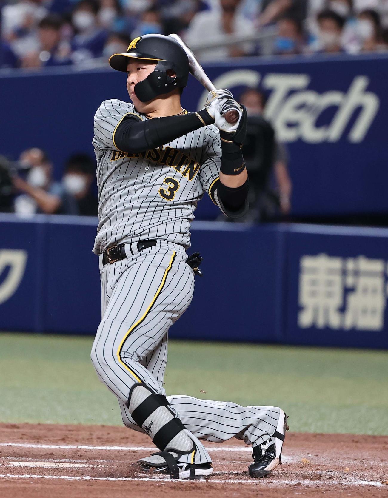 中日対阪神　8回表阪神無死一塁、大山は左前打を放つ（撮影・上田博志）