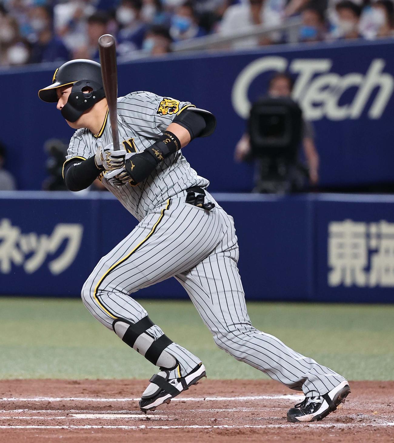 中日対阪神　8回表阪神無死一塁、大山は左前打を放つ（撮影・上田博志）