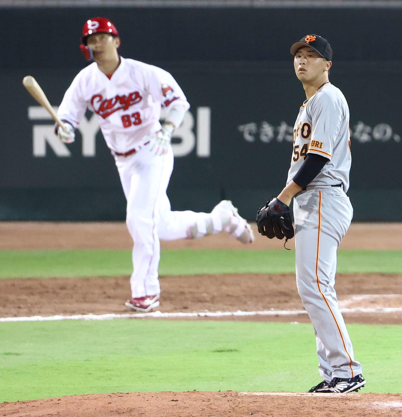 広島対巨人　4回裏広島無死、西川に中越え同点ソロ本塁打を浴びる直江（撮影・河田真司）
