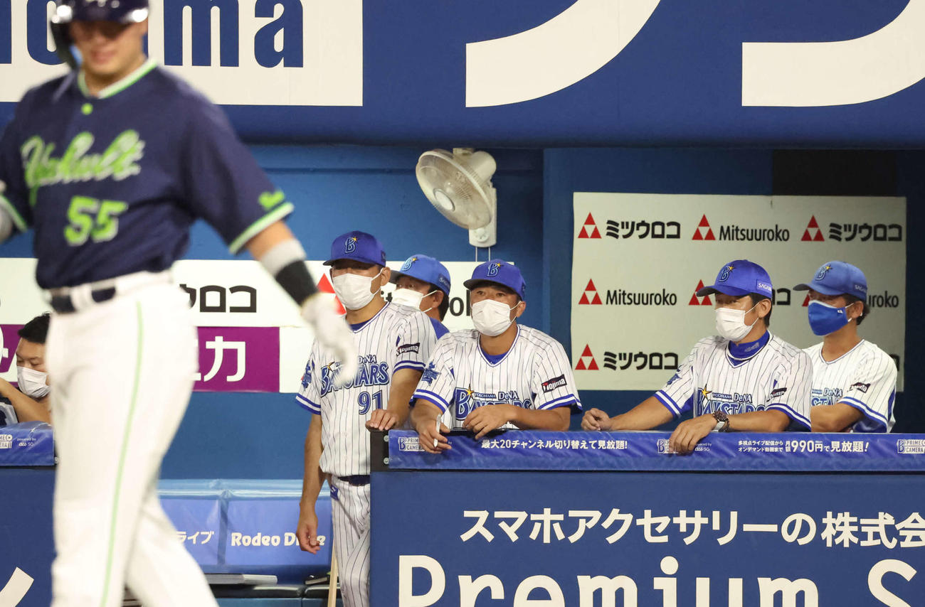 意気消沈するDeNAベンチ。右から2人目は三浦監督（撮影・丹羽敏通）