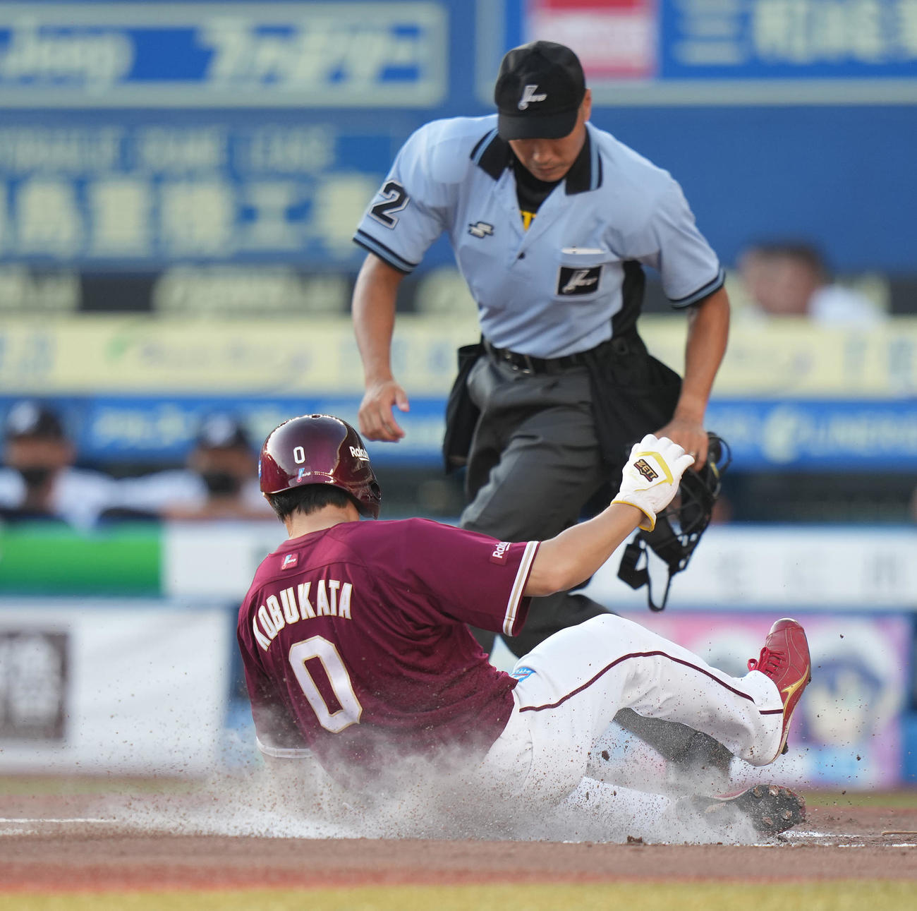 ロッテ対楽天　1回表楽天無死三塁、浅村の右犠飛で生還する三塁走者小深田（撮影・鈴木みどり）