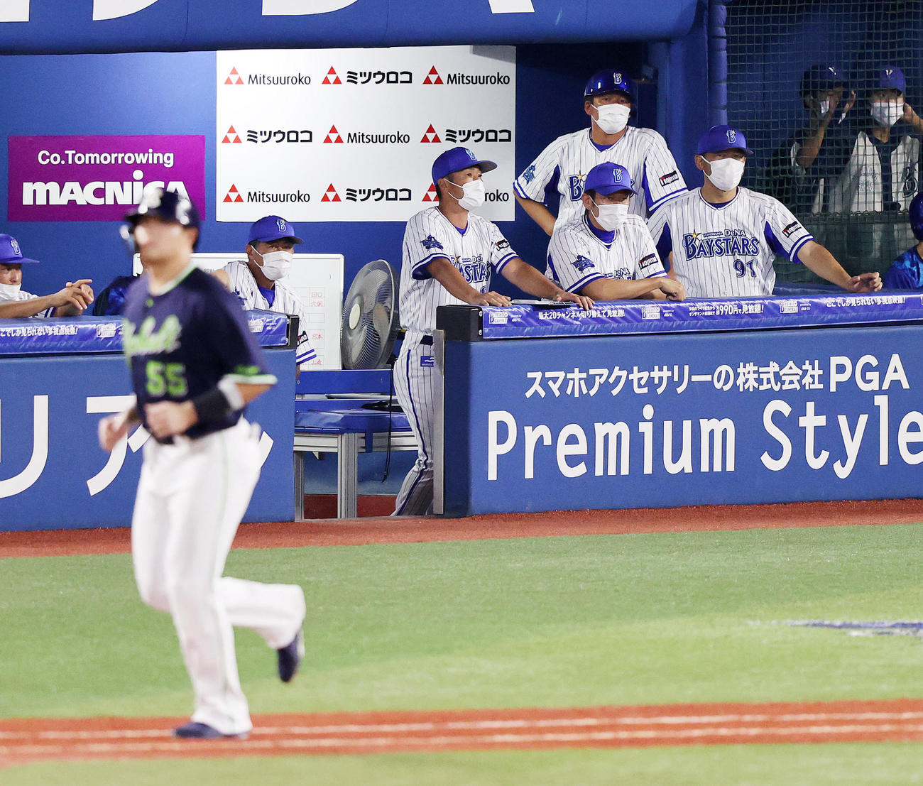 DeNA対ヤクルト　3回表ヤクルト1死二塁、村上（左）に申告敬遠したDeNA三浦監督（右から2人目）（撮影・鈴木正人）