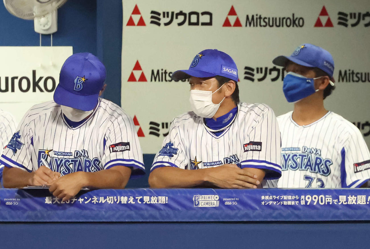 DeNA対ヤクルト　3回表ヤクルト2死満塁、先発石田が内山壮に2点適時打を許して、がっくりする三浦監督（中央）（撮影・丹羽敏通）