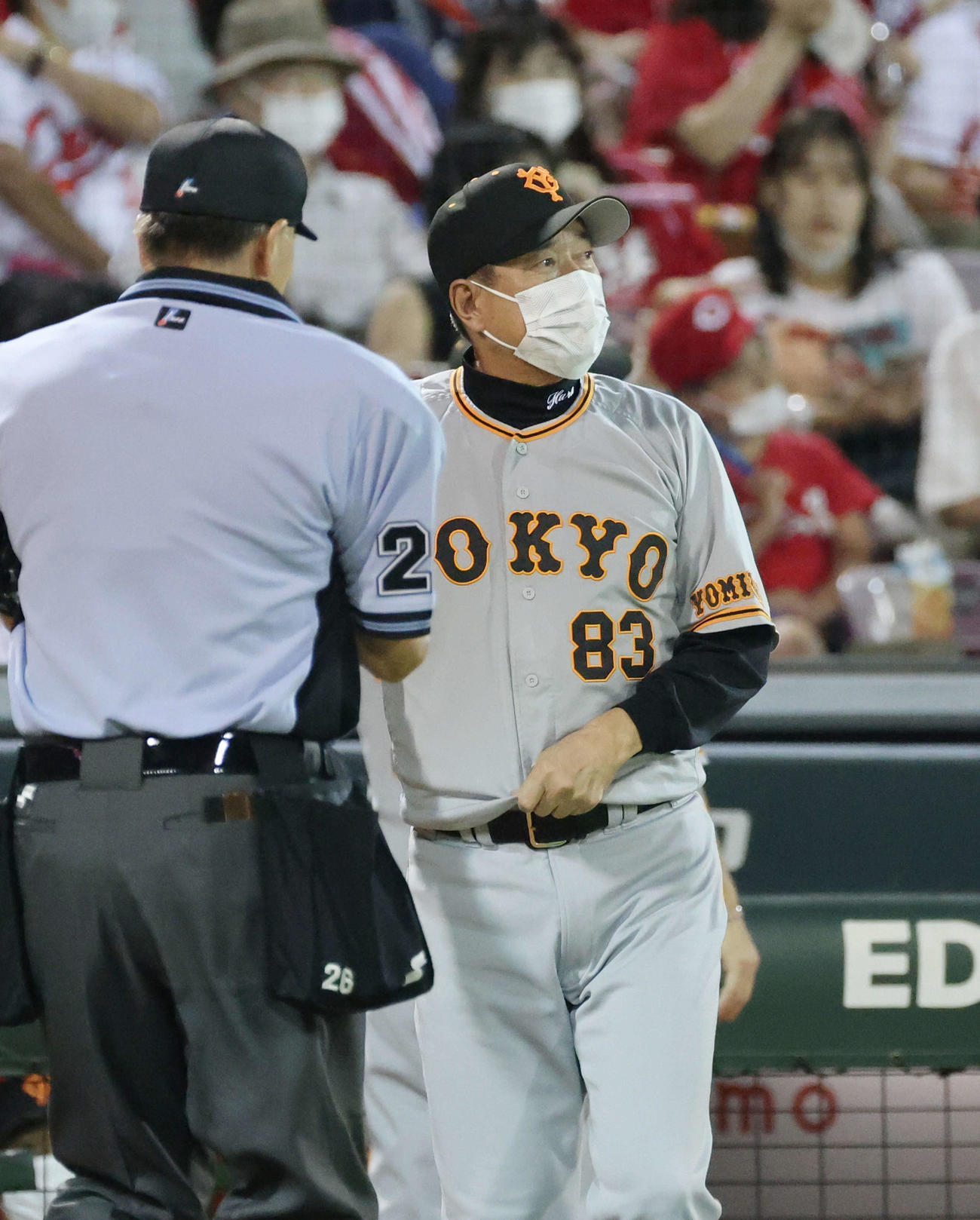 広島対巨人　4回裏広島無死二、三塁、交代を告げる原監督（撮影・加藤孝規）