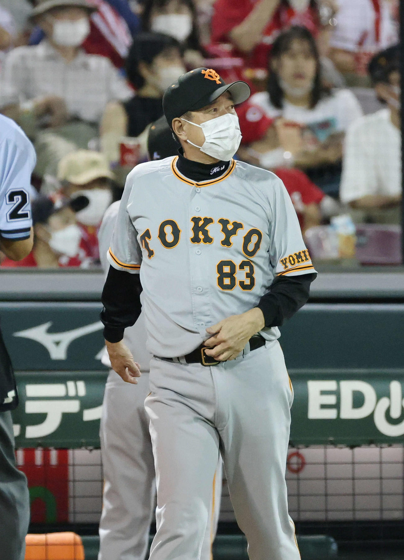 広島対巨人　4回裏広島無死二、三塁、交代を告げる原監督（撮影・加藤孝規）