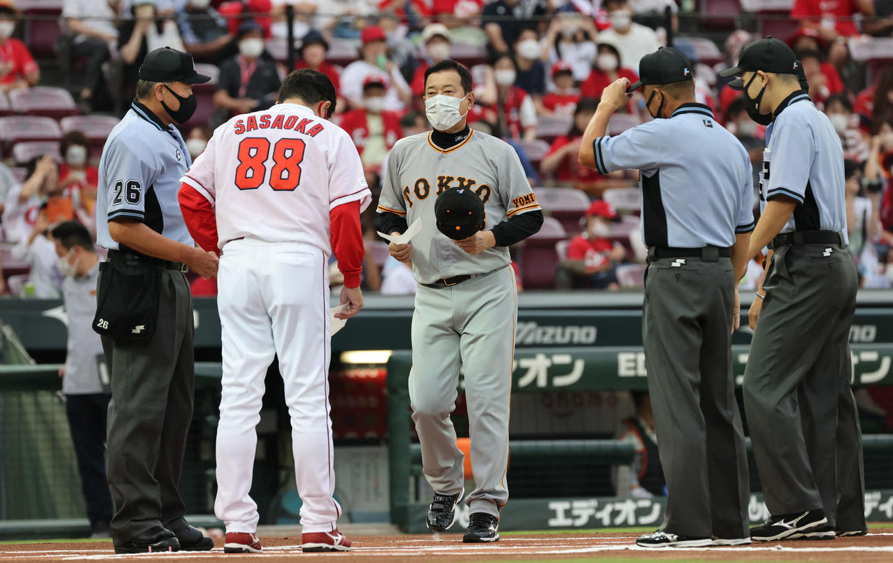 広島対巨人　メンバー表の交換をする原監督と佐々岡監督（撮影・加藤孝規）