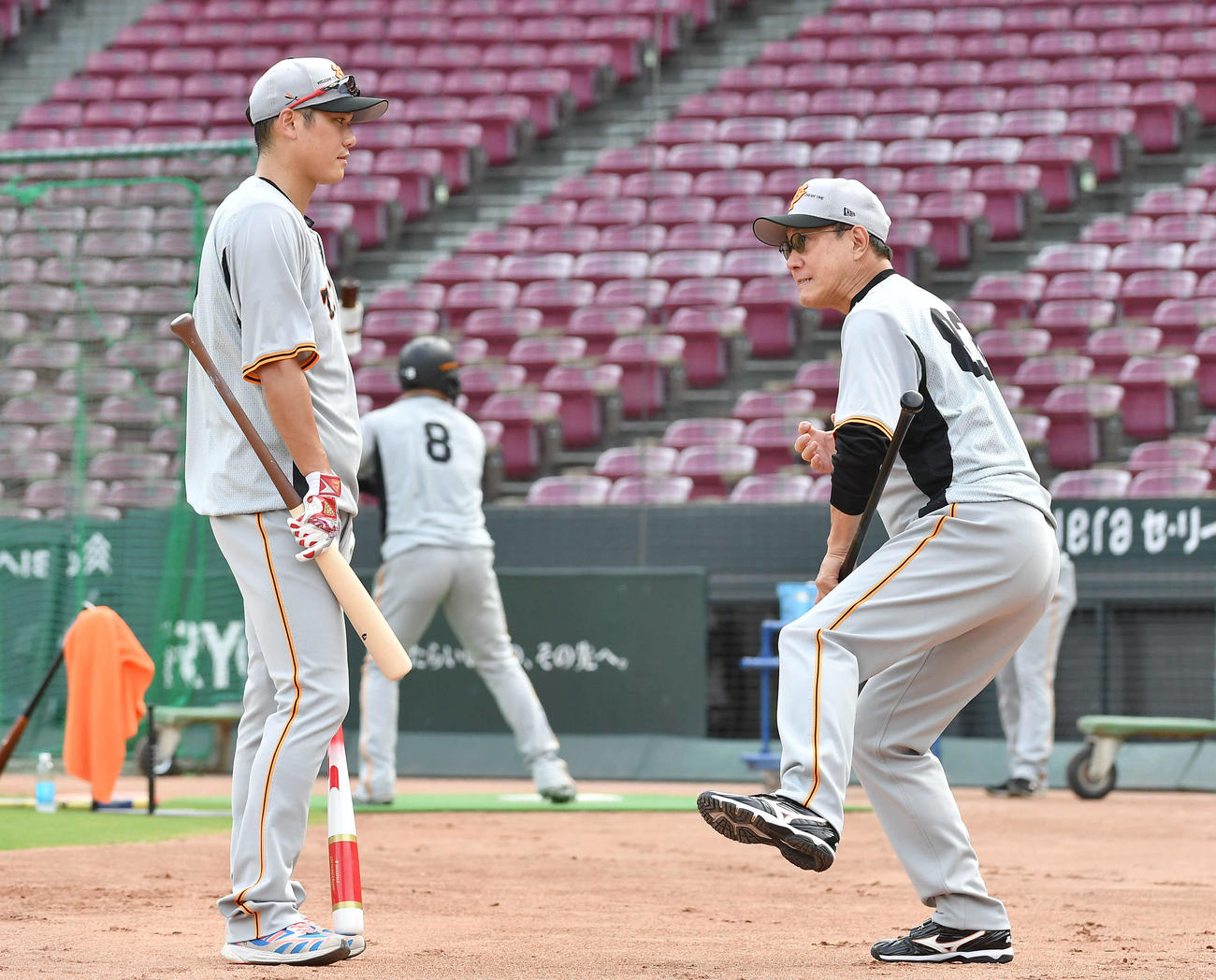 広島対巨人　坂本（左）に打撃指導する原監督（撮影・岩下翔太）