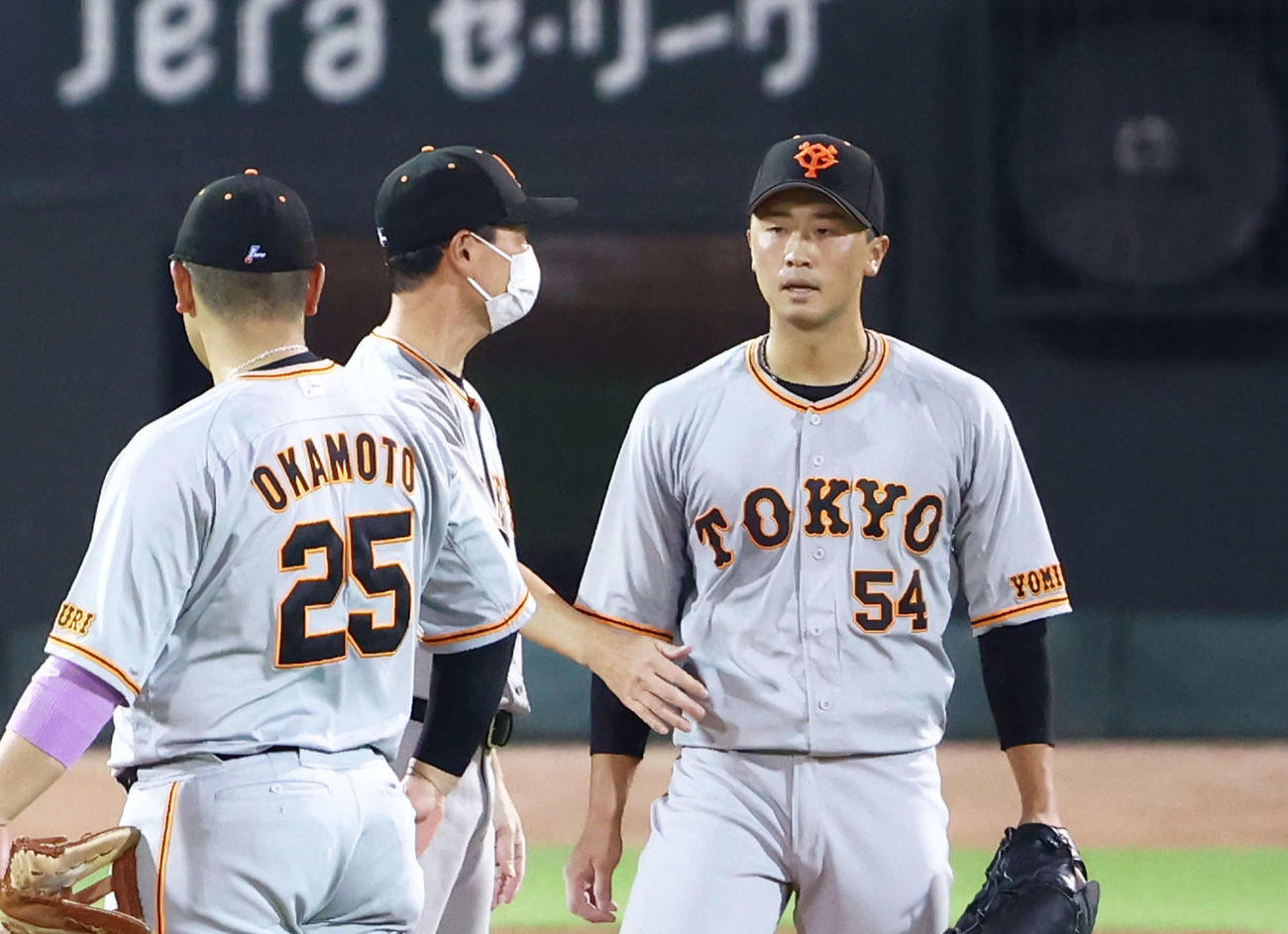 4回裏広島無死一、三塁、降板する直江大輔（右）（撮影・河田真司）