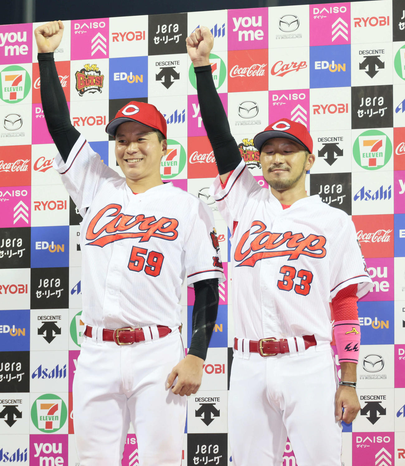 広島対巨人　お立ち台でポーズを決める大盛（左）と菊池涼（撮影・加藤孝規）
