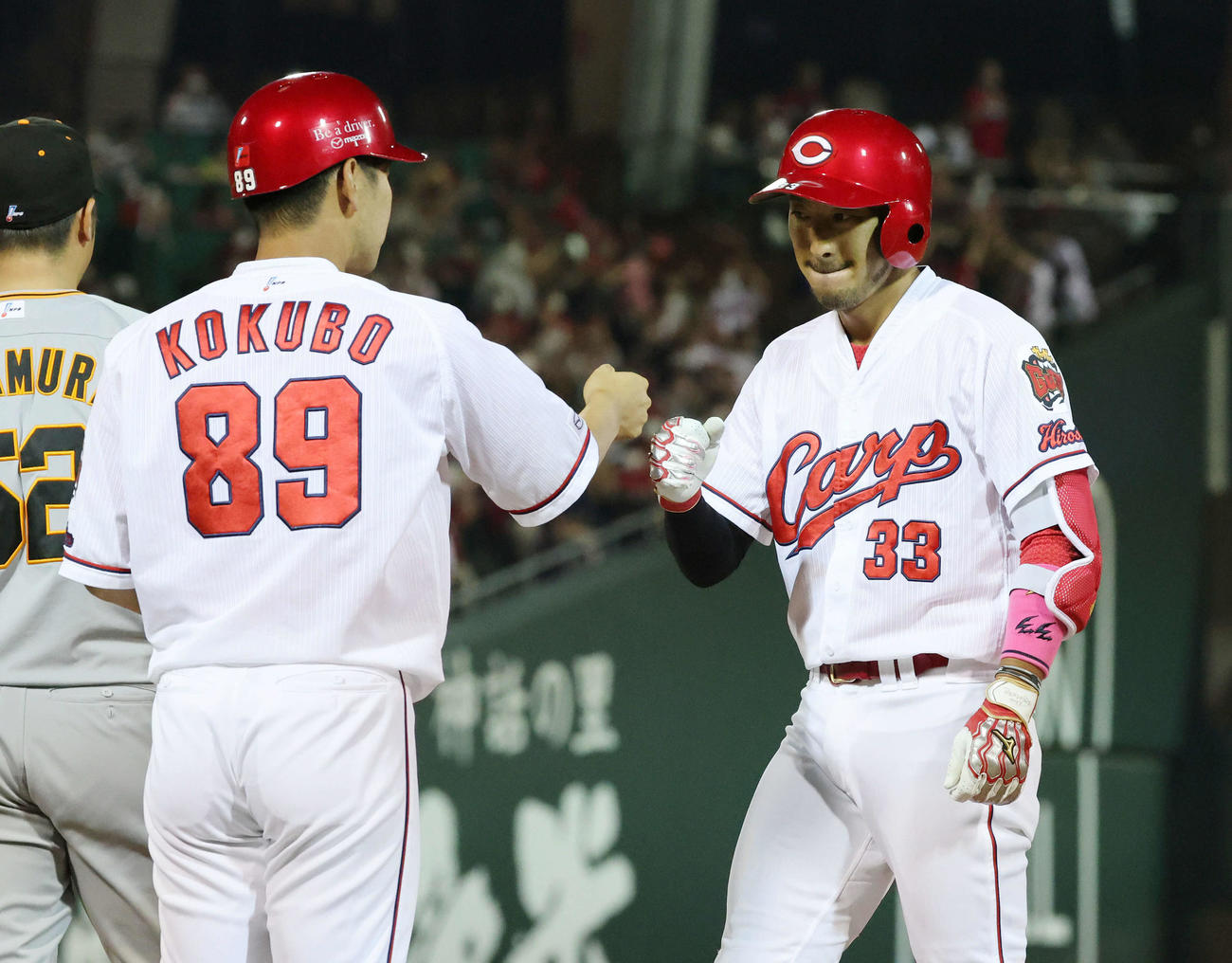 広島対巨人　8回裏広島無死三塁、代打の菊池涼は勝ち越し適時打を放つ（撮影・加藤孝規）
