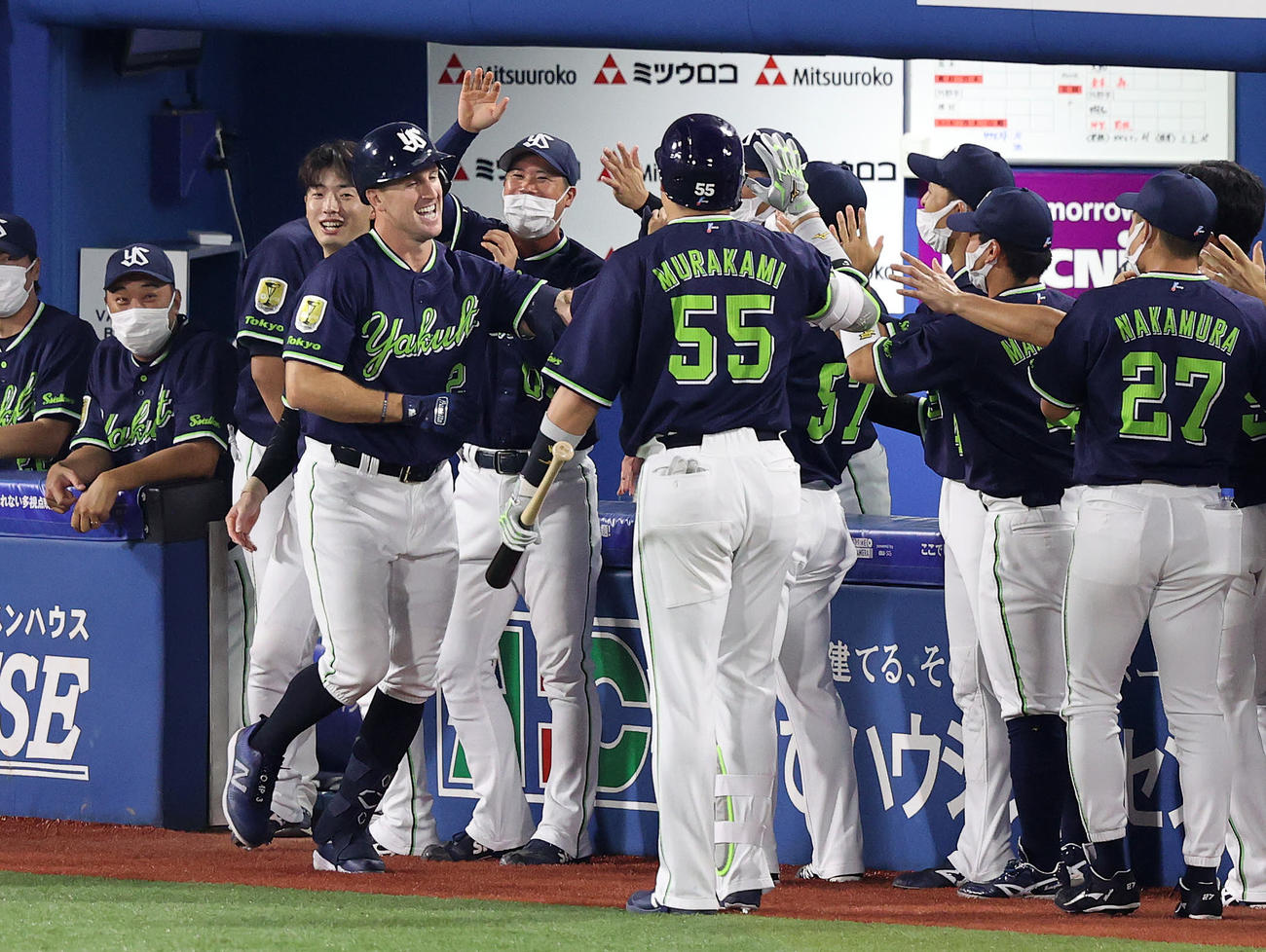 DeNA対ヤクルト　3回表ヤクルト1死、キブレハン（手前左）は左越えソロ本塁打を放ちベンチ前で喜ぶ（撮影・鈴木正人）
