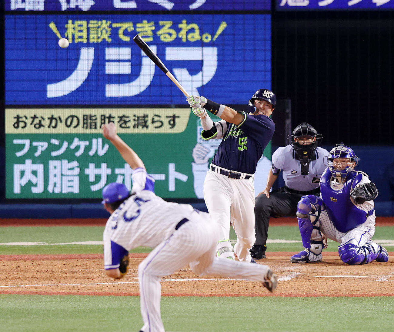 5回表ヤクルト2死一、三塁、村上宗隆は右前適時打を放つ。投手中川（撮影・鈴木正人）