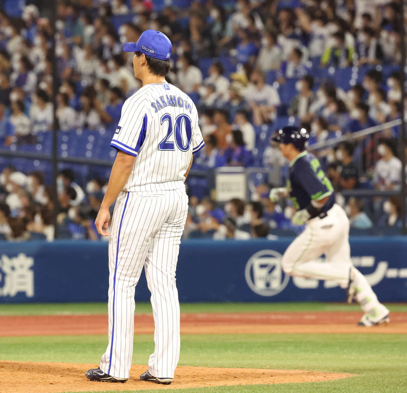 DeNA対ヤクルト　8回表ヤクルト1死、村上に本塁打を打たれた坂本（撮影・丹羽敏通）