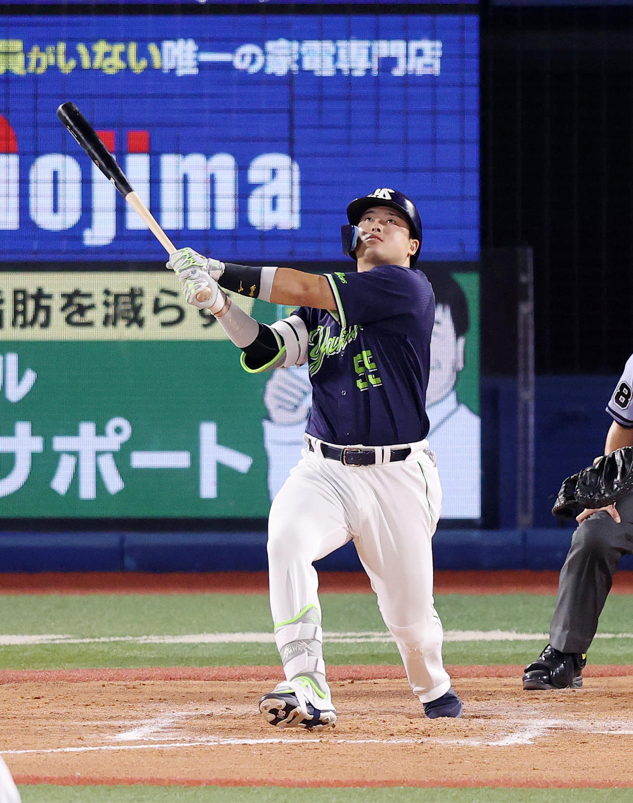 8回表ヤクルト1死、村上宗隆は右中間にソロ本塁打を放つ（撮影・鈴木正人）