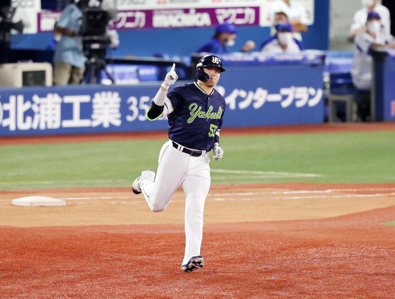 8回表ヤクルト1死、ソロ本塁打を放った村上宗隆は一塁を回りガッツポーズ（撮影・鈴木正人）