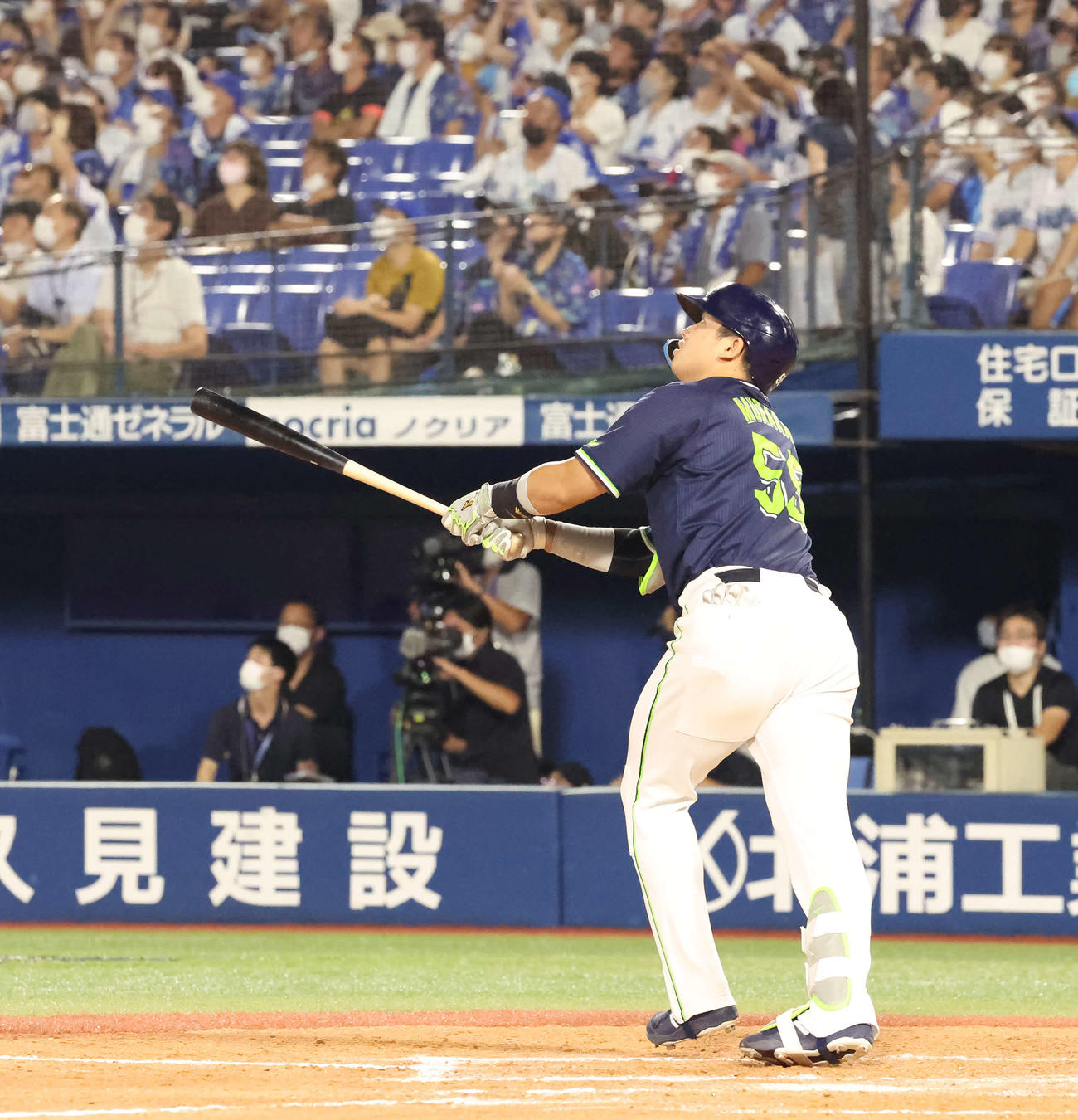 DeNA対ヤクルト　8回表ヤクルト1死、村上は右中間に本塁打を放つ（撮影・丹羽敏通）