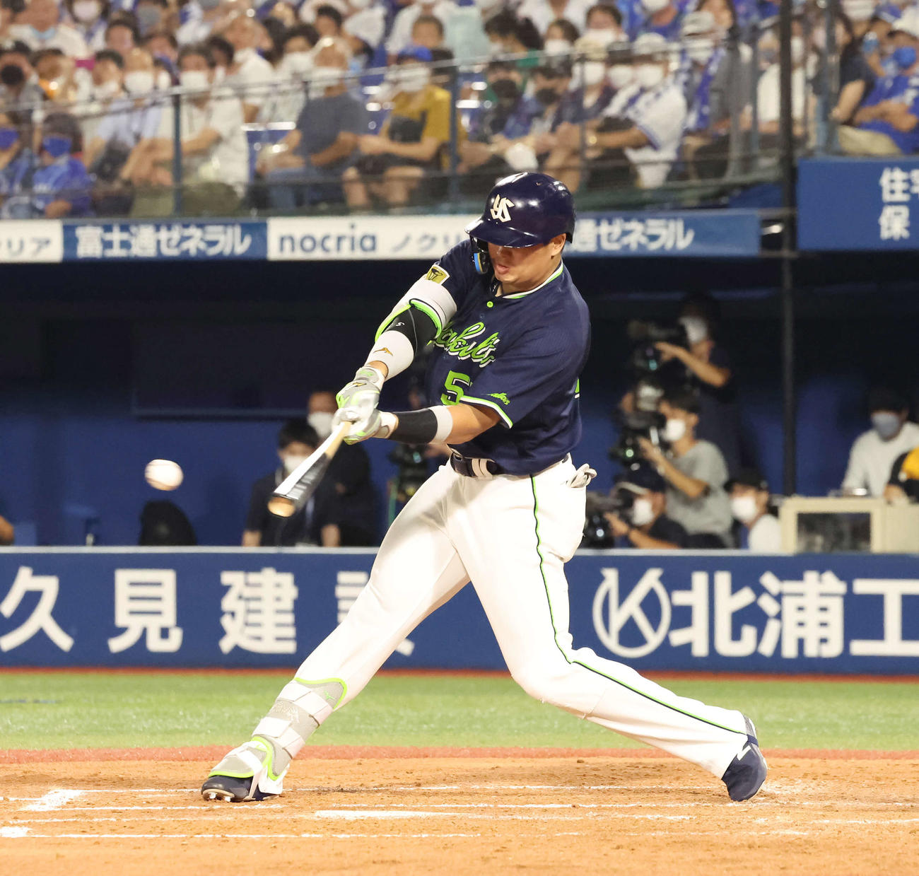 DeNA対ヤクルト　4回表ヤクルト1死一、二塁、村上は右前適時打を放つ（撮影・丹羽敏通）