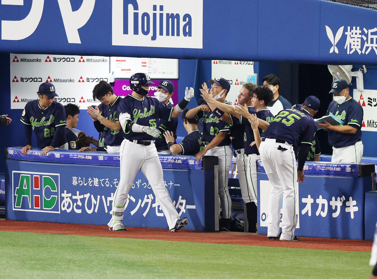 DeNA対ヤクルト　8回表ヤクルト1死、村上（中央）は右中間ソロ本塁打を放ちベンチ前で喜ぶ（撮影・鈴木正人）