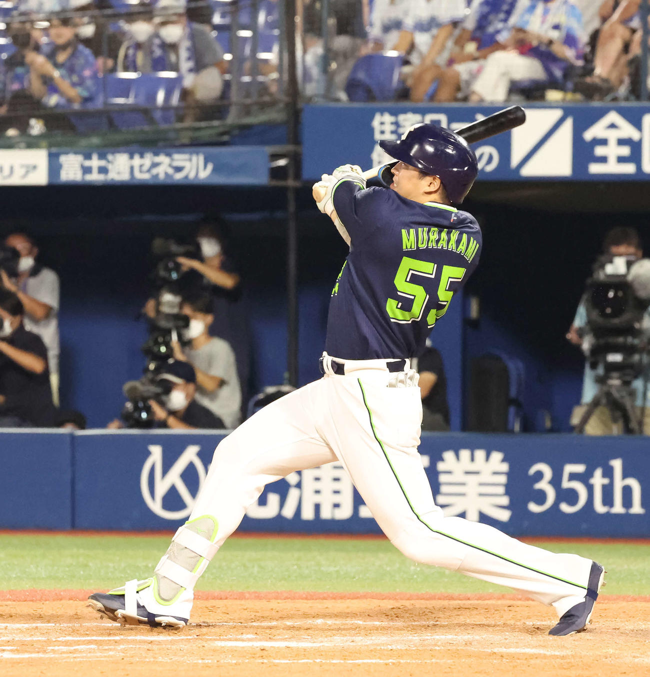 DeNA対ヤクルト　8回表ヤクルト1死、村上は右中間に本塁打を放つ（撮影・丹羽敏通）