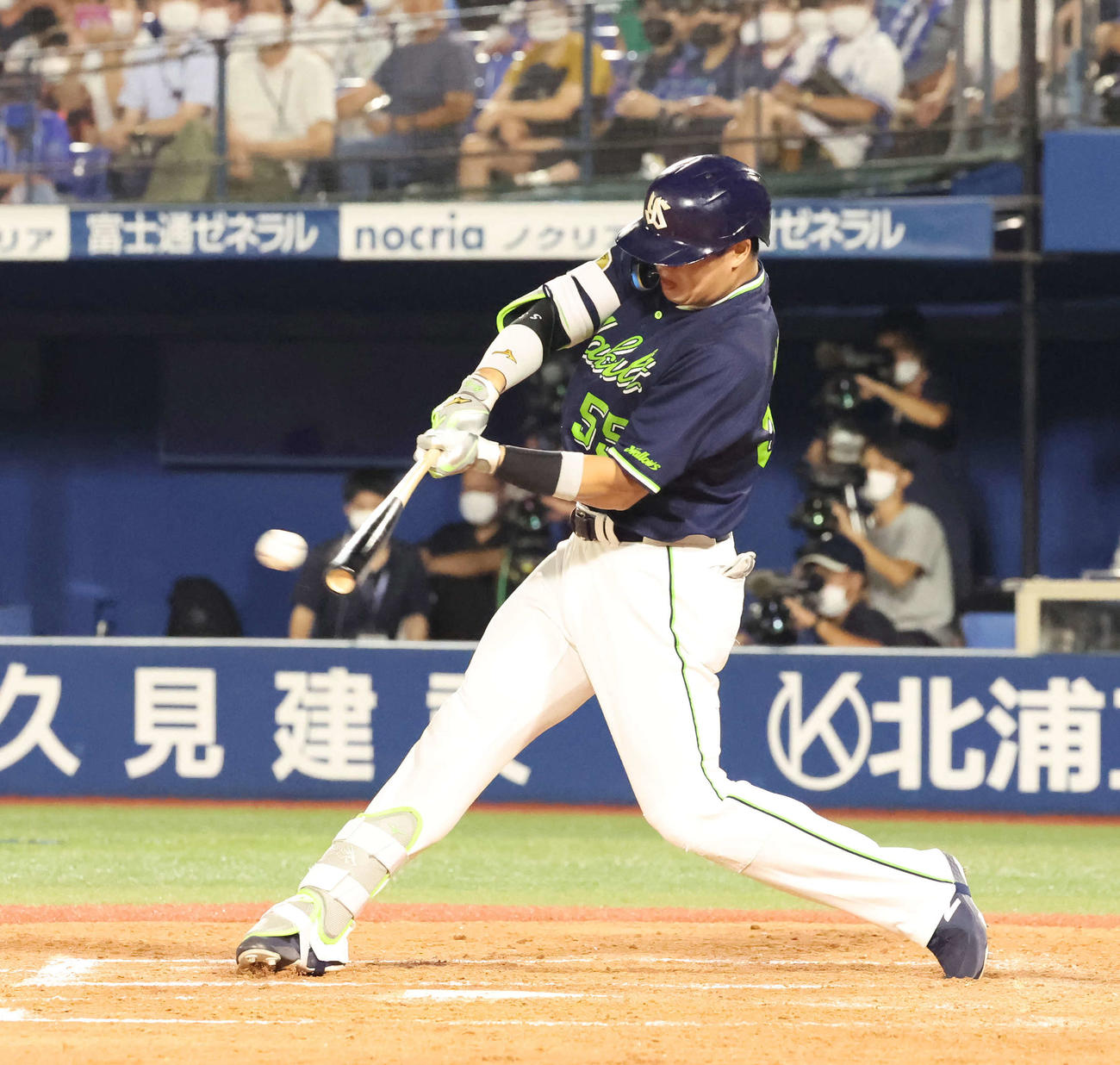 DeNA対ヤクルト　5回表ヤクルト2死一、三塁、村上は右前適時打を放つ（撮影・丹羽敏通）