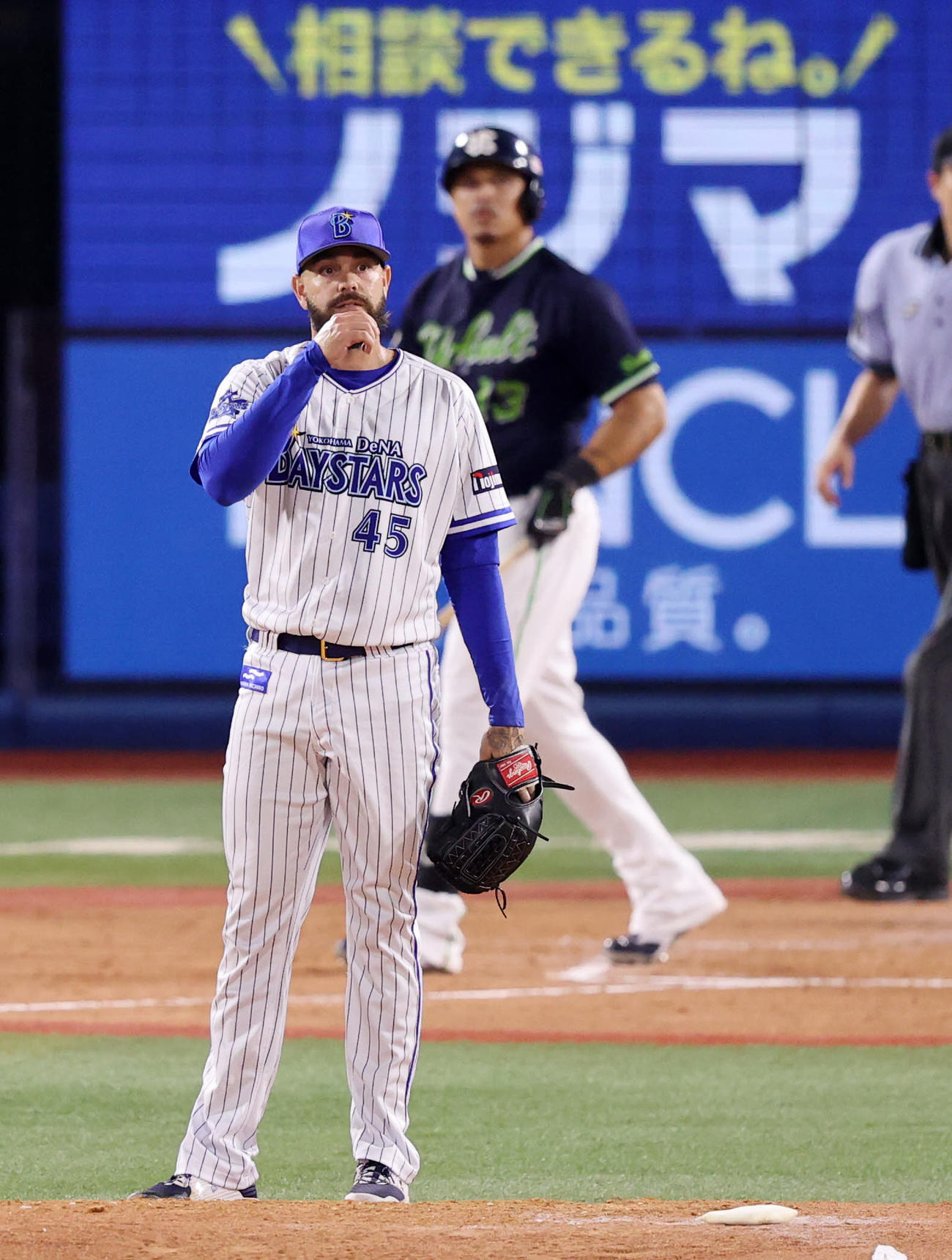4回表ヤクルト2死一、二塁、オスナ（後方）に左中間3点本塁打を放たれ悔しそうな表情を見せるDeNAガゼルマン（撮影・鈴木正人）