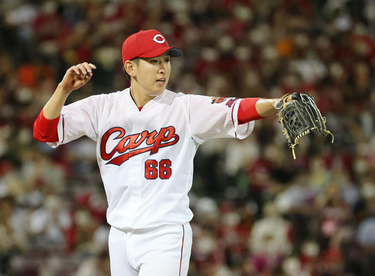 広島対巨人　7回表巨人2死一塁、大城を内野ゴロに打ち取った遠藤（撮影・加藤孝規）