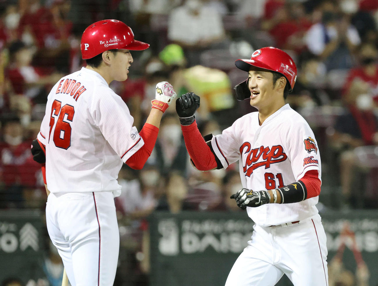 広島対巨人　5回裏広島無死、右越え本塁打を放ち、先発の遠藤に迎えられる矢野（右）（撮影・加藤孝規）