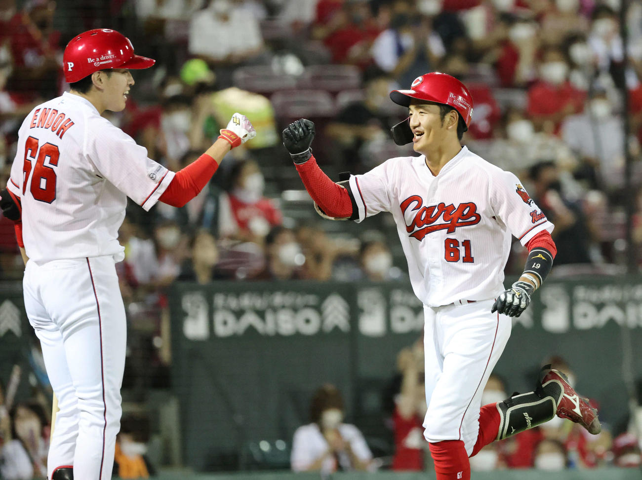 広島対巨人　5回裏広島無死、右越え本塁打を放ち、先発の遠藤に迎えられる矢野（右）（撮影・加藤孝規）