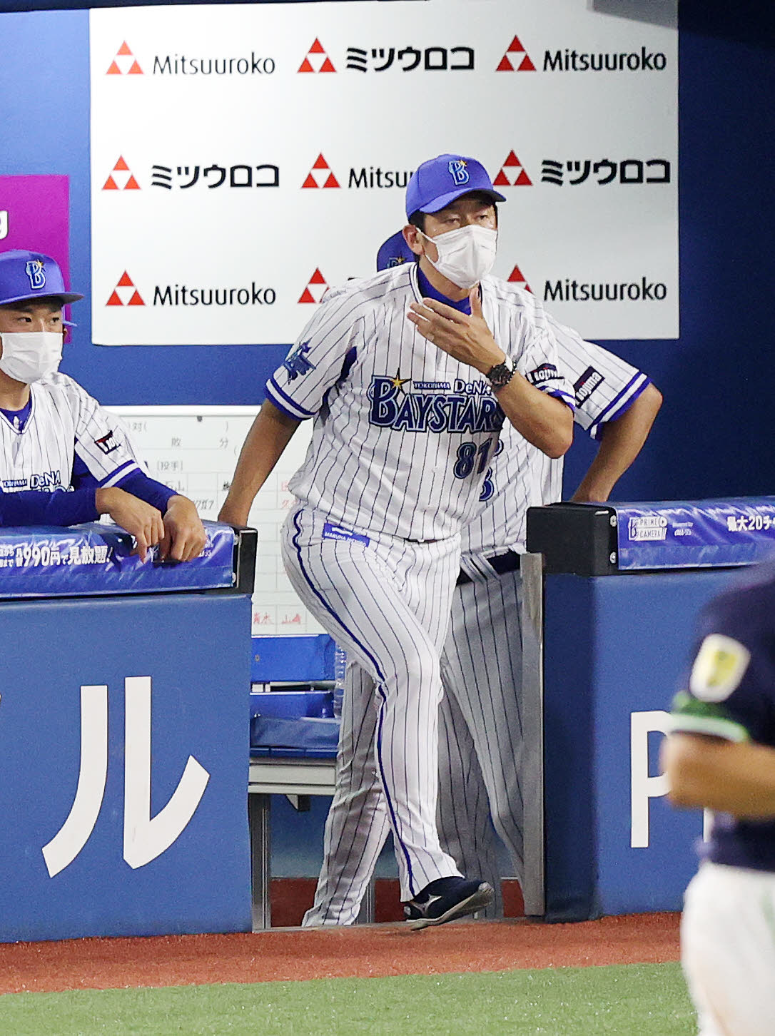 DeNA対ヤクルト　敗戦し整列に向かうDeNA三浦監督（撮影・鈴木正人）